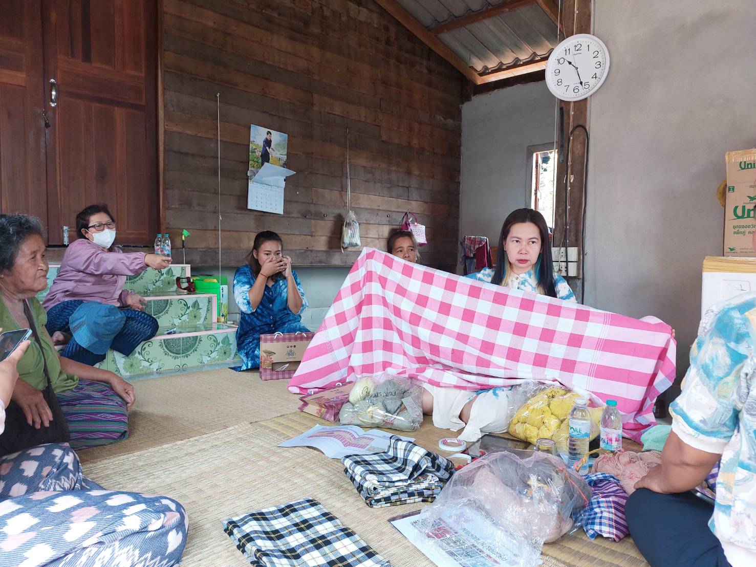 พช.สกลนคร : ติดตามการดำเนินโครงการส่งเสริมกระบวนการเครือข่ายองค์ความรู้ (Knowledge-Based OTOP : KBO) กิจกรรมที่ 2 พัฒนาผลิตภัณฑ์ OTOP โดยเครือข่ายองค์ความรู้ KBO จังหวัดสกลนคร