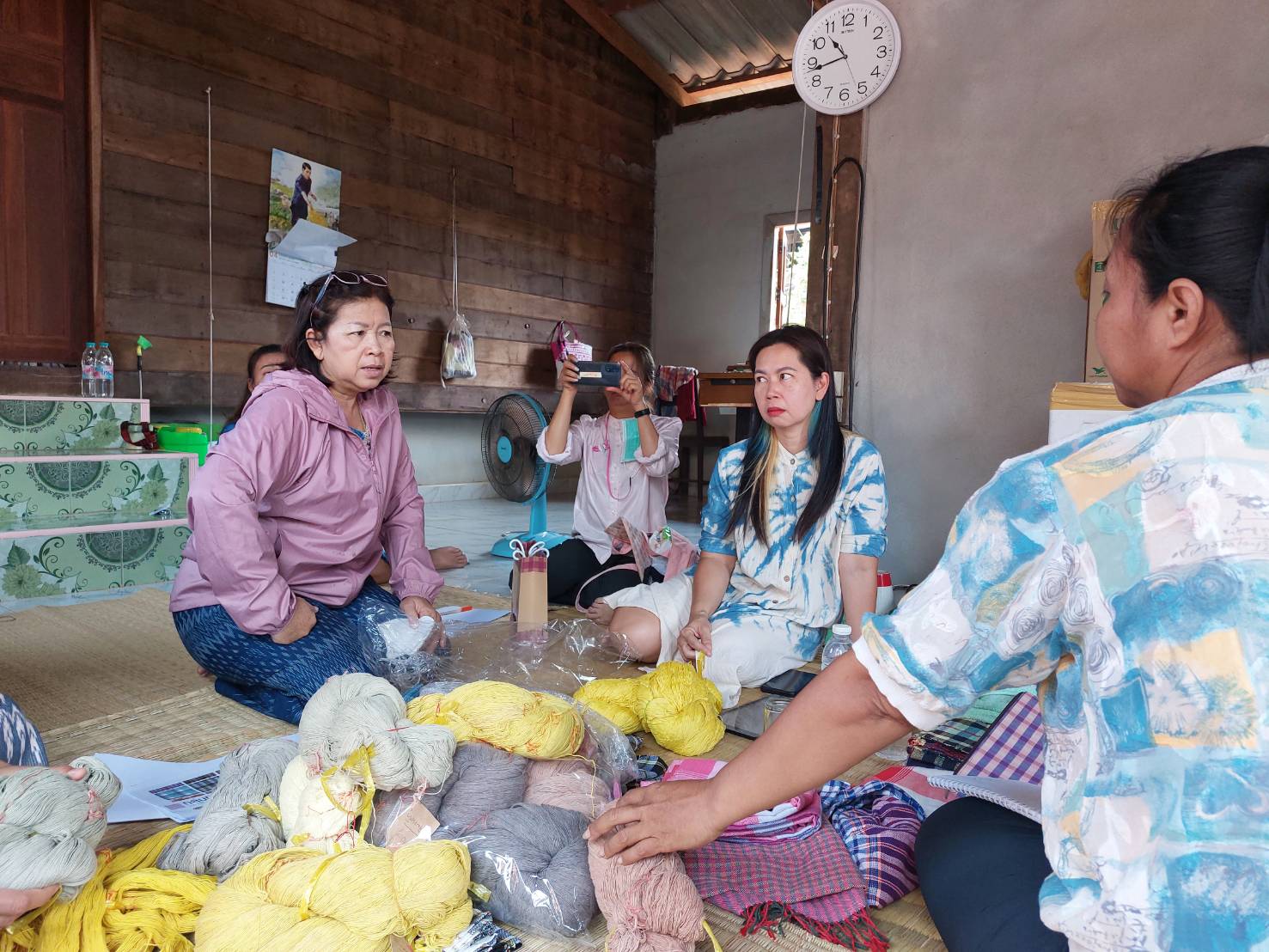 พช.สกลนคร : ติดตามการดำเนินโครงการส่งเสริมกระบวนการเครือข่ายองค์ความรู้ (Knowledge-Based OTOP : KBO) กิจกรรมที่ 2 พัฒนาผลิตภัณฑ์ OTOP โดยเครือข่ายองค์ความรู้ KBO จังหวัดสกลนคร