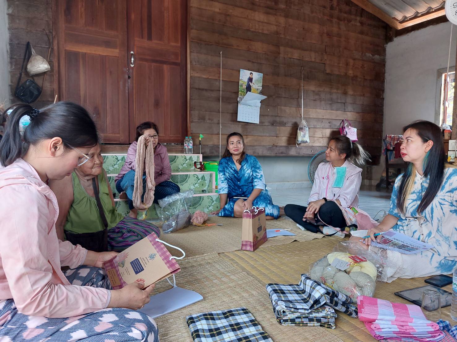 พช.สกลนคร : ติดตามการดำเนินโครงการส่งเสริมกระบวนการเครือข่ายองค์ความรู้ (Knowledge-Based OTOP : KBO) กิจกรรมที่ 2 พัฒนาผลิตภัณฑ์ OTOP โดยเครือข่ายองค์ความรู้ KBO จังหวัดสกลนคร