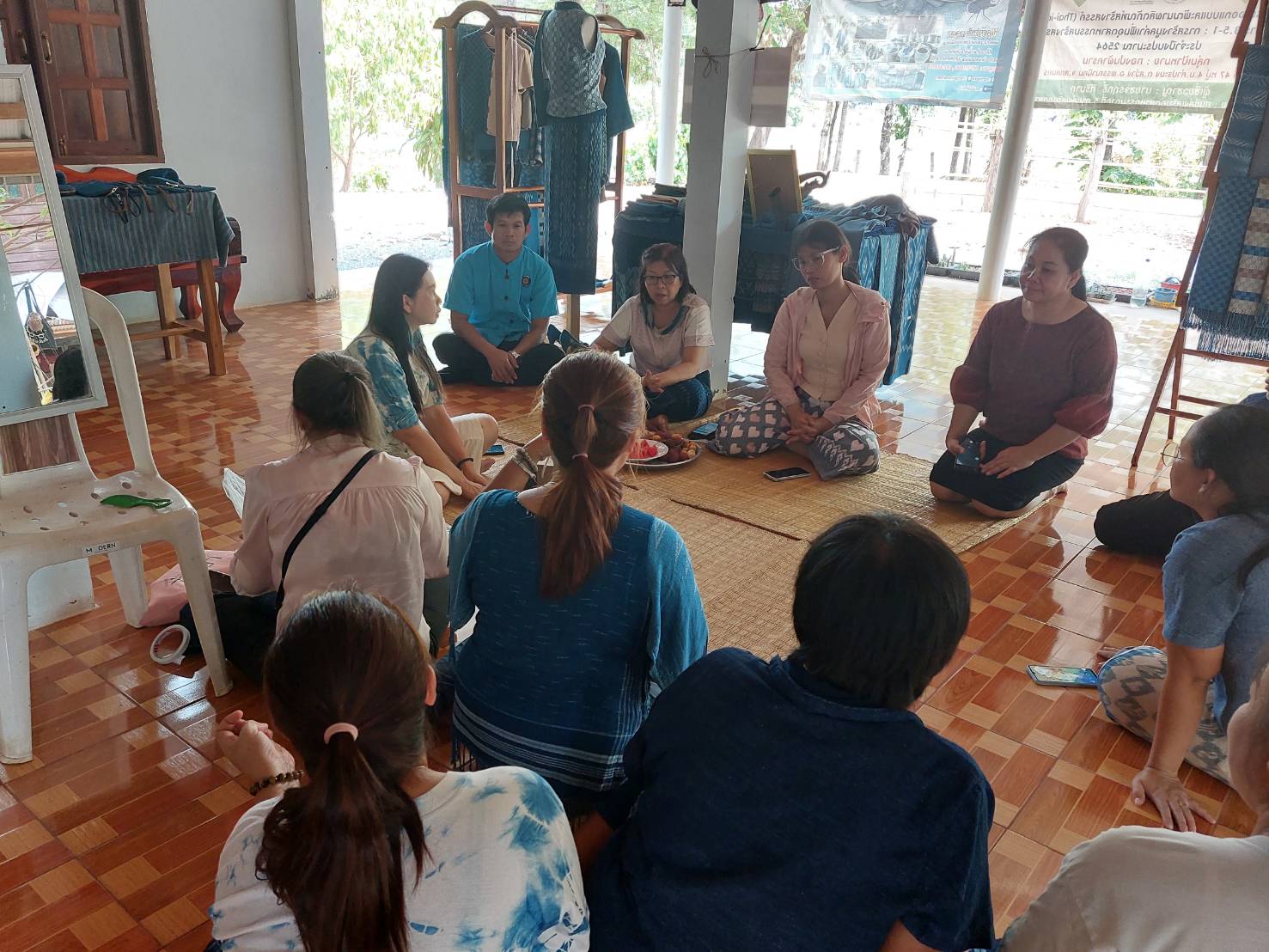 พช.สกลนคร : ติดตามการดำเนินโครงการส่งเสริมกระบวนการเครือข่ายองค์ความรู้ (Knowledge-Based OTOP : KBO) กิจกรรมที่ 2 พัฒนาผลิตภัณฑ์ OTOP โดยเครือข่ายองค์ความรู้ KBO จังหวัดสกลนคร