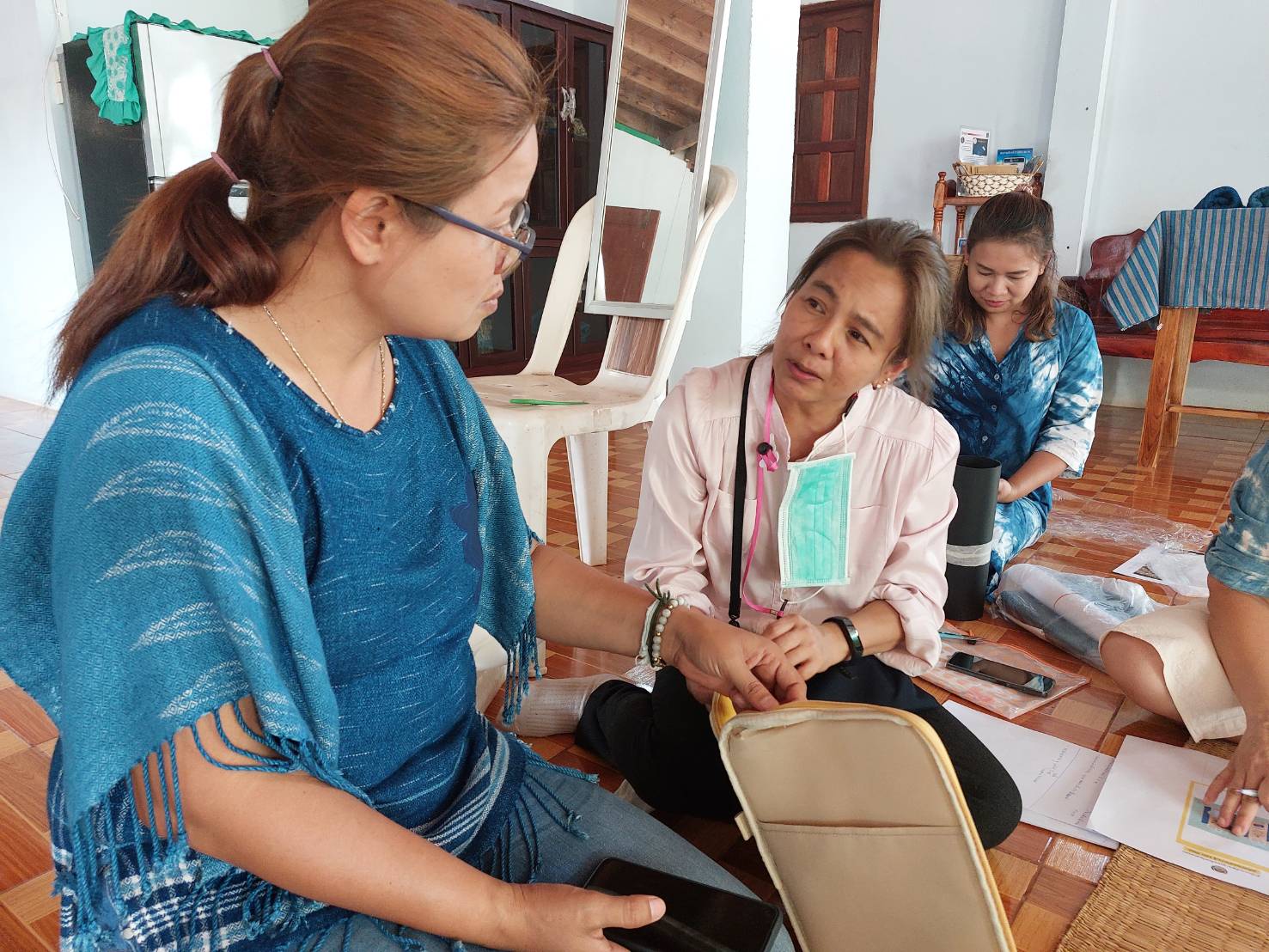 พช.สกลนคร : ติดตามการดำเนินโครงการส่งเสริมกระบวนการเครือข่ายองค์ความรู้ (Knowledge-Based OTOP : KBO) กิจกรรมที่ 2 พัฒนาผลิตภัณฑ์ OTOP โดยเครือข่ายองค์ความรู้ KBO จังหวัดสกลนคร