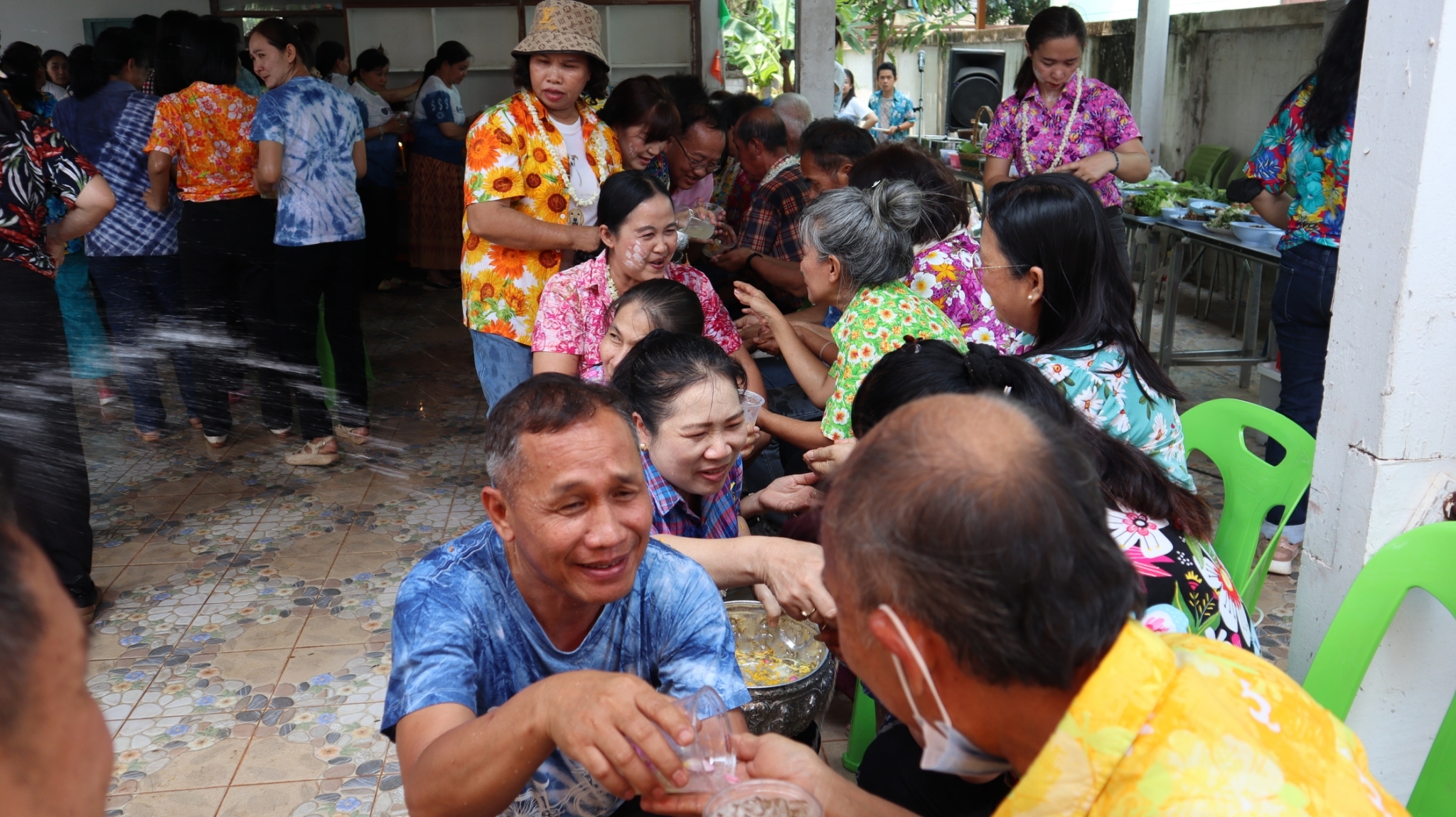 พช.สกลนคร : จัดกิจกรรม​รดน้ำดำหัว​ “ตุ้มโฮม​ ครอบครัว​ พช.” เนื่องในเทศกาลสงกรานต์​  ประจำปี 2566