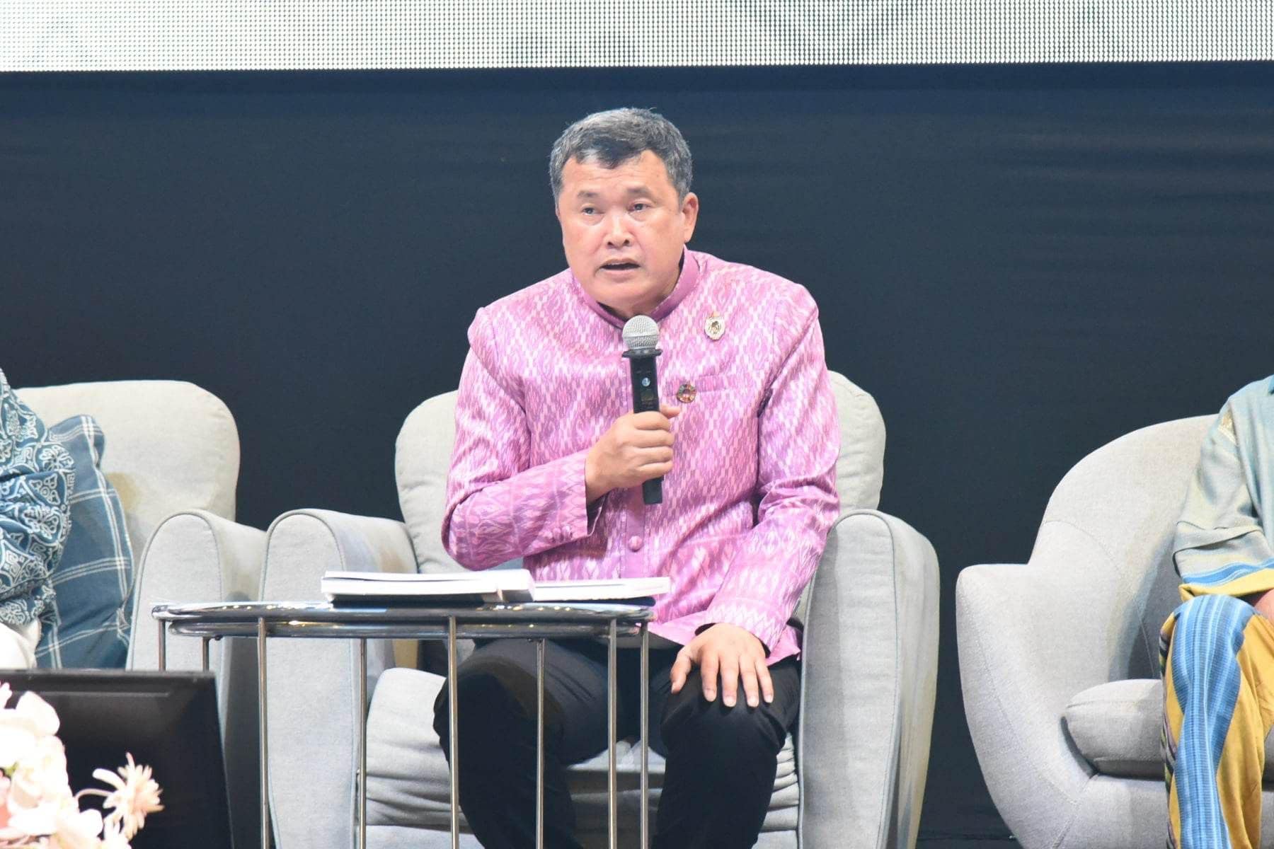 พช.สกลนคร : น้อมนำพระดำริ “ผ้าไทยใส่ให้สนุก” สู่ความยั่งยืน นำกลุ่มทอผ้าร่วมกิจกรรม Coaching การพัฒนาศักยภาพผู้ผลิต ผู้ประกอบการ OTOP ด้านผ้าไทย และงานหัตถกรรม “ผ้าลายดอกรักราชกัญญา”