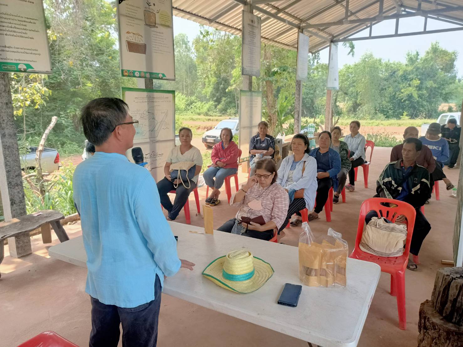 ? พช.สกลนคร : ร่วมประชุมประชุมเครือข่ายโคก หนอง นา พัฒนาชุมชน อำเภอพังโคน จังหวัดสกลนคร?