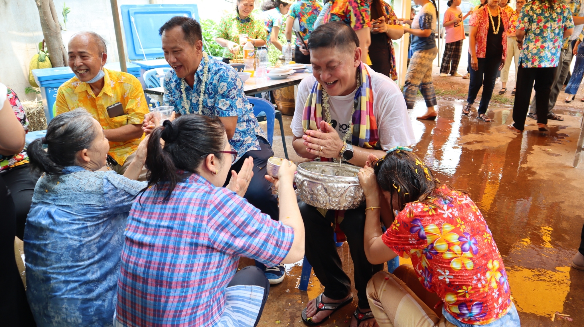 พช.สกลนคร : จัดกิจกรรม​รดน้ำดำหัว​ “ตุ้มโฮม​ ครอบครัว​ พช.” เนื่องในเทศกาลสงกรานต์​  ประจำปี 2566