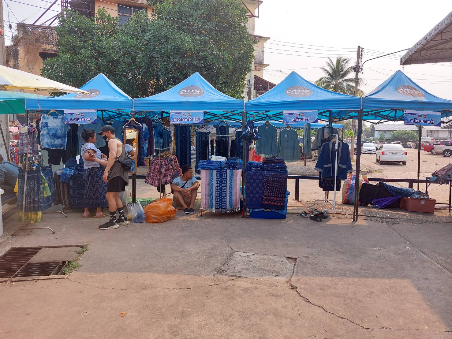 พช.สกลนคร : จัดงานตลาดนัด OTOP เด่นของจังหวัดสกลนคร