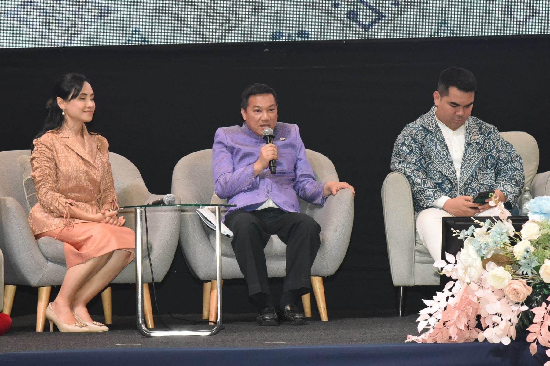 พช.สกลนคร : น้อมนำพระดำริ “ผ้าไทยใส่ให้สนุก” สู่ความยั่งยืน นำกลุ่มทอผ้าร่วมกิจกรรม Coaching การพัฒนาศักยภาพผู้ผลิต ผู้ประกอบการ OTOP ด้านผ้าไทย และงานหัตถกรรม “ผ้าลายดอกรักราชกัญญา”