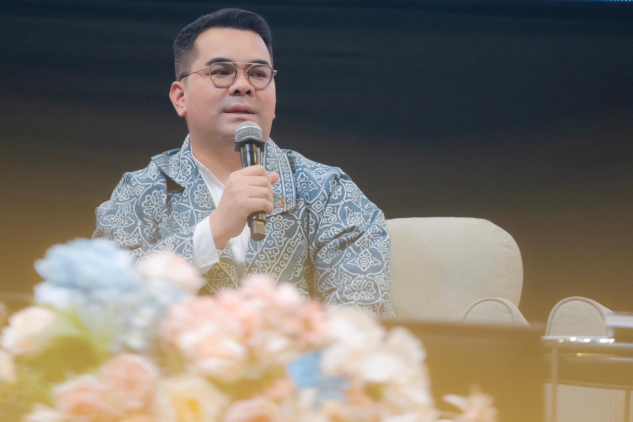 พช.สกลนคร : น้อมนำพระดำริ “ผ้าไทยใส่ให้สนุก” สู่ความยั่งยืน นำกลุ่มทอผ้าร่วมกิจกรรม Coaching การพัฒนาศักยภาพผู้ผลิต ผู้ประกอบการ OTOP ด้านผ้าไทย และงานหัตถกรรม “ผ้าลายดอกรักราชกัญญา”