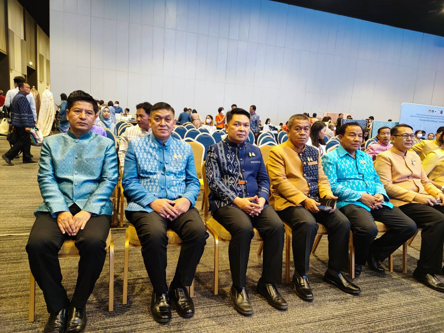 พช.สกลนคร : น้อมนำพระดำริ “ผ้าไทยใส่ให้สนุก” สู่ความยั่งยืน นำกลุ่มทอผ้าร่วมกิจกรรม Coaching การพัฒนาศักยภาพผู้ผลิต ผู้ประกอบการ OTOP ด้านผ้าไทย และงานหัตถกรรม “ผ้าลายดอกรักราชกัญญา”