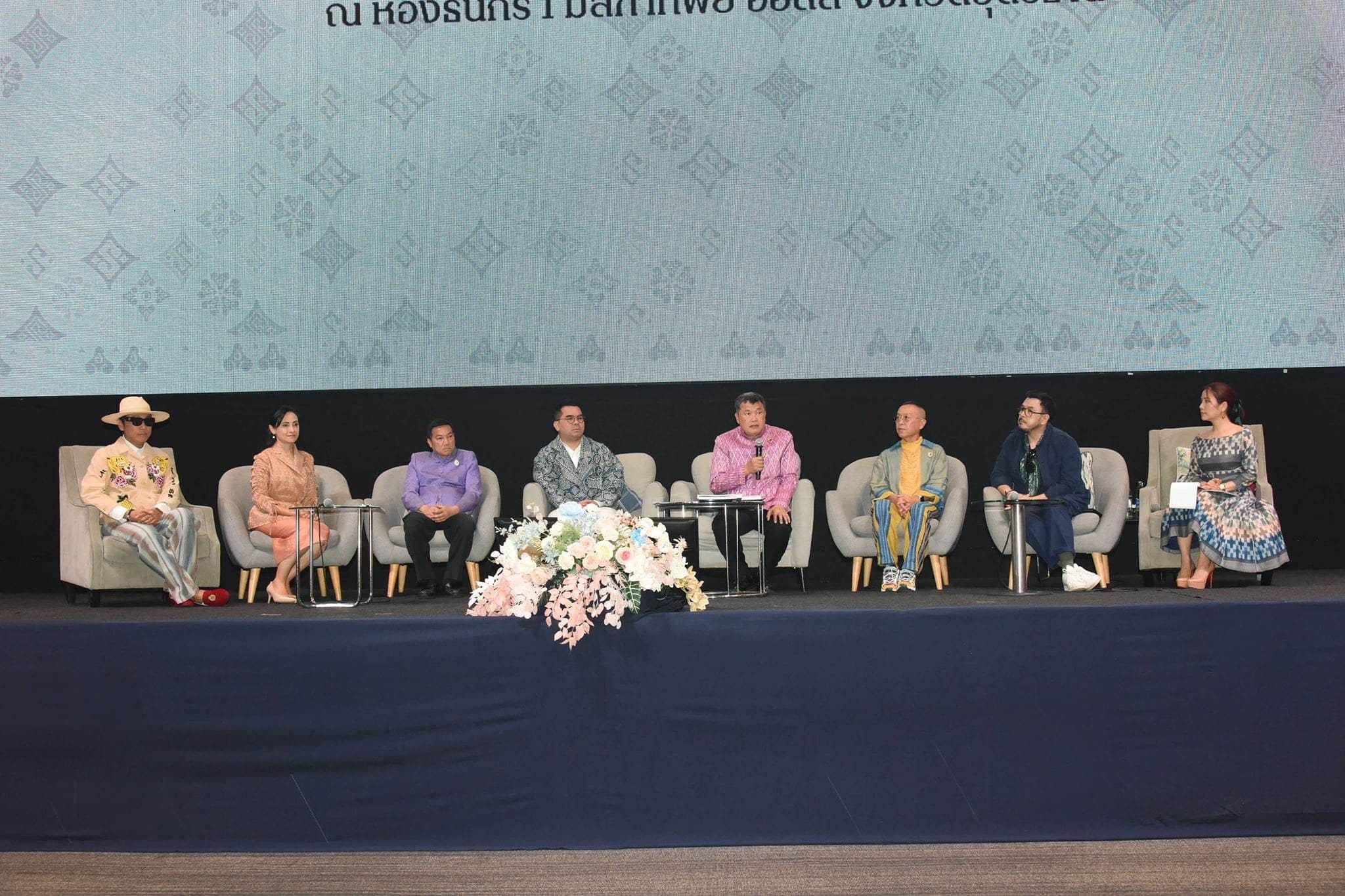 พช.สกลนคร : น้อมนำพระดำริ “ผ้าไทยใส่ให้สนุก” สู่ความยั่งยืน นำกลุ่มทอผ้าร่วมกิจกรรม Coaching การพัฒนาศักยภาพผู้ผลิต ผู้ประกอบการ OTOP ด้านผ้าไทย และงานหัตถกรรม “ผ้าลายดอกรักราชกัญญา”