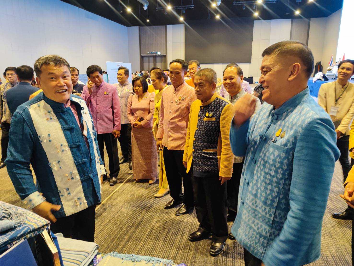 พช.สกลนคร : น้อมนำพระดำริ “ผ้าไทยใส่ให้สนุก” สู่ความยั่งยืน นำกลุ่มทอผ้าร่วมกิจกรรม Coaching การพัฒนาศักยภาพผู้ผลิต ผู้ประกอบการ OTOP ด้านผ้าไทย และงานหัตถกรรม “ผ้าลายดอกรักราชกัญญา”