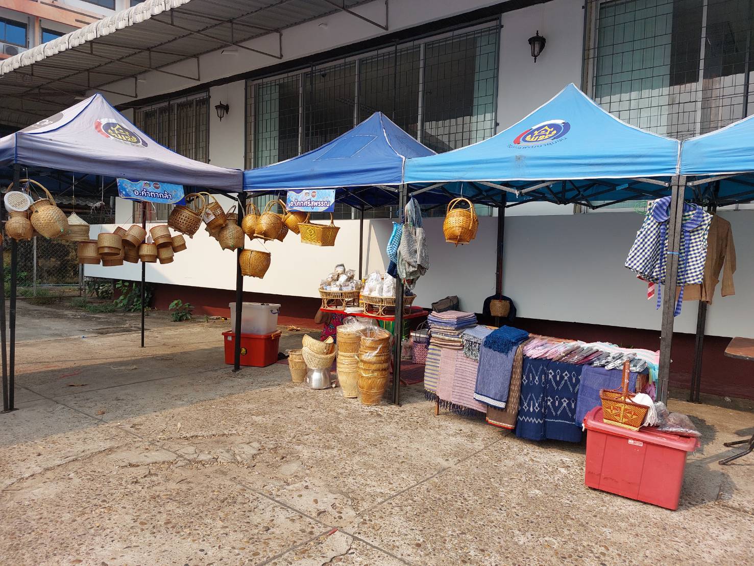 พช.สกลนคร : จัดงานตลาดนัด OTOP เด่นของจังหวัดสกลนคร