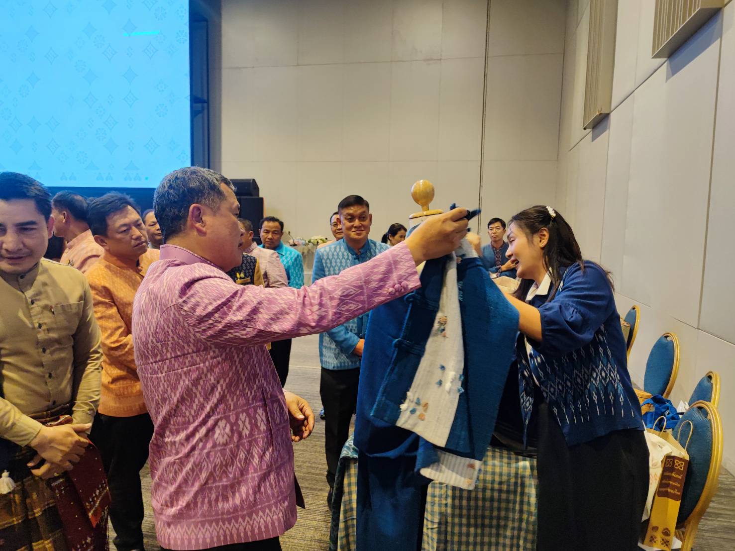 พช.สกลนคร : น้อมนำพระดำริ “ผ้าไทยใส่ให้สนุก” สู่ความยั่งยืน นำกลุ่มทอผ้าร่วมกิจกรรม Coaching การพัฒนาศักยภาพผู้ผลิต ผู้ประกอบการ OTOP ด้านผ้าไทย และงานหัตถกรรม “ผ้าลายดอกรักราชกัญญา”
