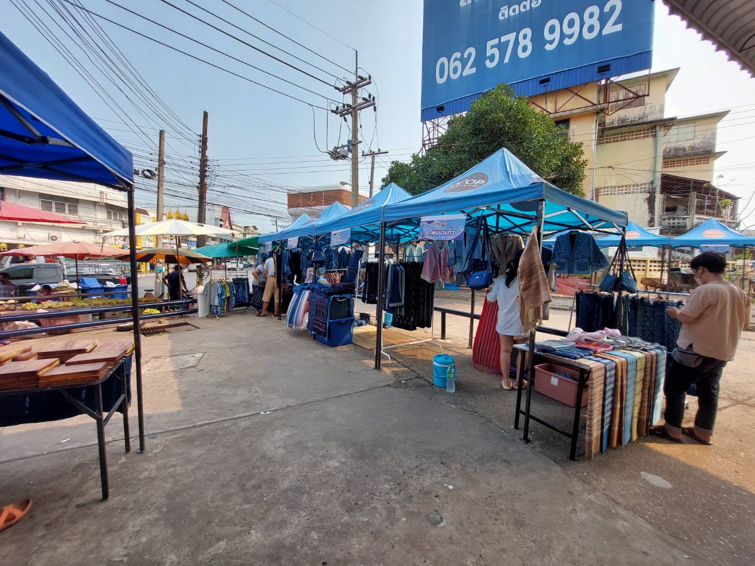 พช.สกลนคร : จัดงานตลาดนัด OTOP เด่นของจังหวัดสกลนคร