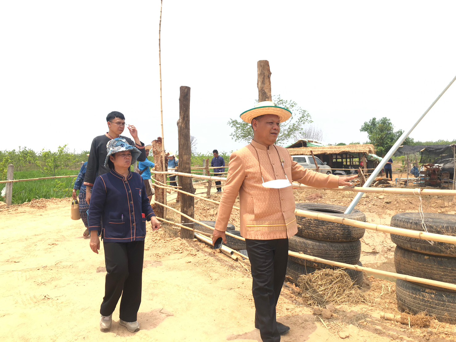 ผู้ตรวจราชการกรมการพัฒนาชุมชน : ติดตามและสนับสนุนการดำเนินงานกองทุนพัฒนาบทบาทสตรีและหมู่บ้านเศรษฐกิจพอเพียงต้นแบบ ในเขตพื้นที่อำเภอภูพาน จังหวัดสกลนคร
