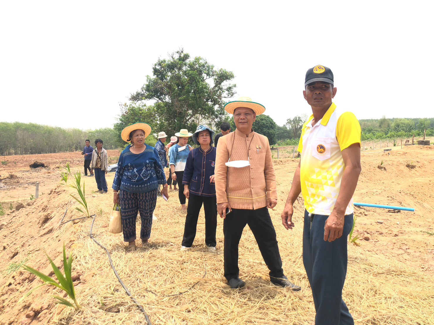 ผู้ตรวจราชการกรมการพัฒนาชุมชน : ติดตามและสนับสนุนการดำเนินงานกองทุนพัฒนาบทบาทสตรีและหมู่บ้านเศรษฐกิจพอเพียงต้นแบบ ในเขตพื้นที่อำเภอภูพาน จังหวัดสกลนคร