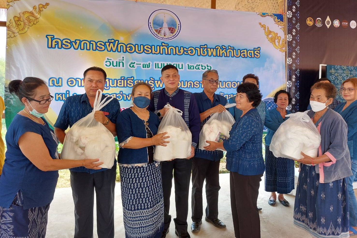 จังหวัดสกลนครร่วมกับ “วิชชาลัยดอนกอย วิถีแห่งการพัฒนาที่ยั่งยืน” : สนองแนวพระดำริสมเด็จพระเจ้าลูกเธอ เจ้าฟ้าสิริวัณณวรี นารีรัตนราชกัญญา โดยจัดอบรมเพิ่มทักษะอาชีพให้กับสตรีด้านการทอผ้า “ผ้าลายดอกรักราชกัญญา”