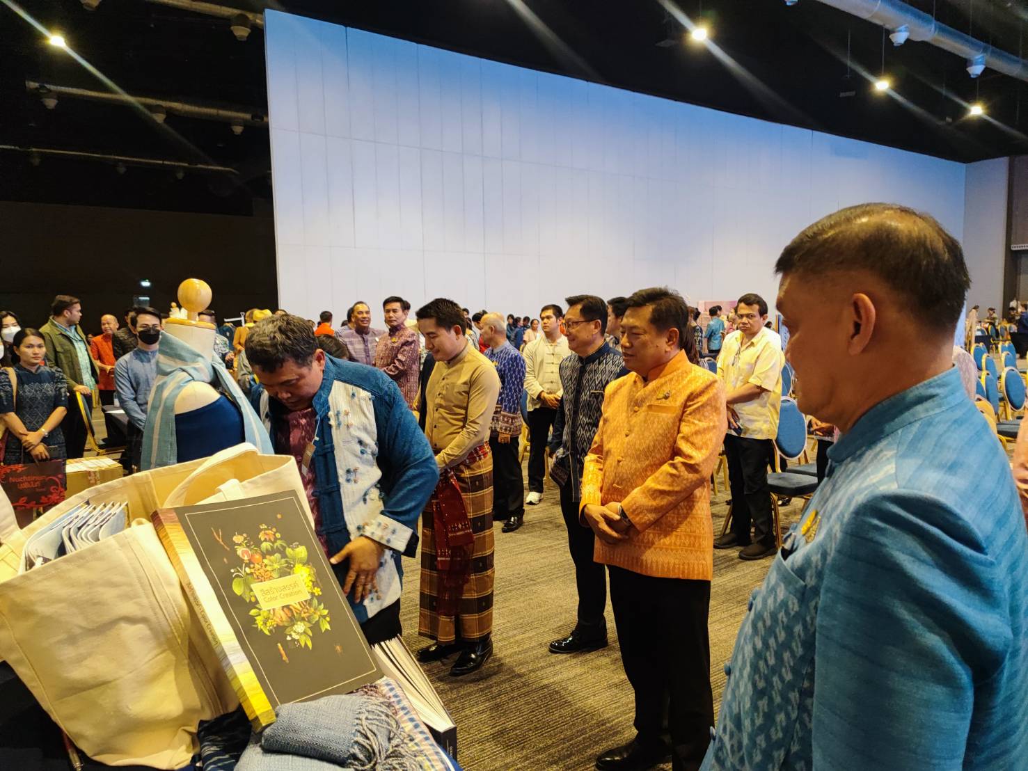 พช.สกลนคร : น้อมนำพระดำริ “ผ้าไทยใส่ให้สนุก” สู่ความยั่งยืน นำกลุ่มทอผ้าร่วมกิจกรรม Coaching การพัฒนาศักยภาพผู้ผลิต ผู้ประกอบการ OTOP ด้านผ้าไทย และงานหัตถกรรม “ผ้าลายดอกรักราชกัญญา”