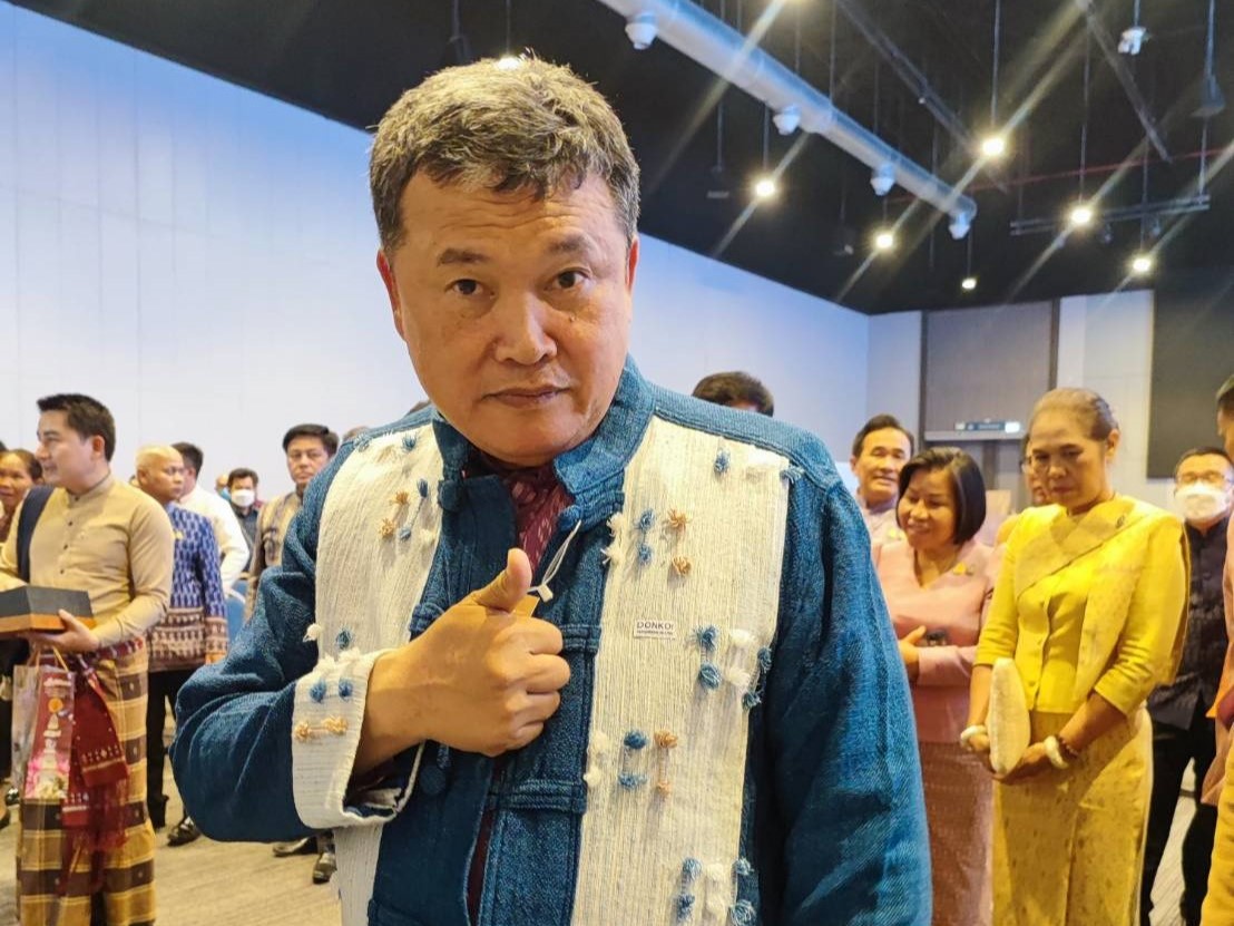 พช.สกลนคร : น้อมนำพระดำริ “ผ้าไทยใส่ให้สนุก” สู่ความยั่งยืน นำกลุ่มทอผ้าร่วมกิจกรรม Coaching การพัฒนาศักยภาพผู้ผลิต ผู้ประกอบการ OTOP ด้านผ้าไทย และงานหัตถกรรม “ผ้าลายดอกรักราชกัญญา”