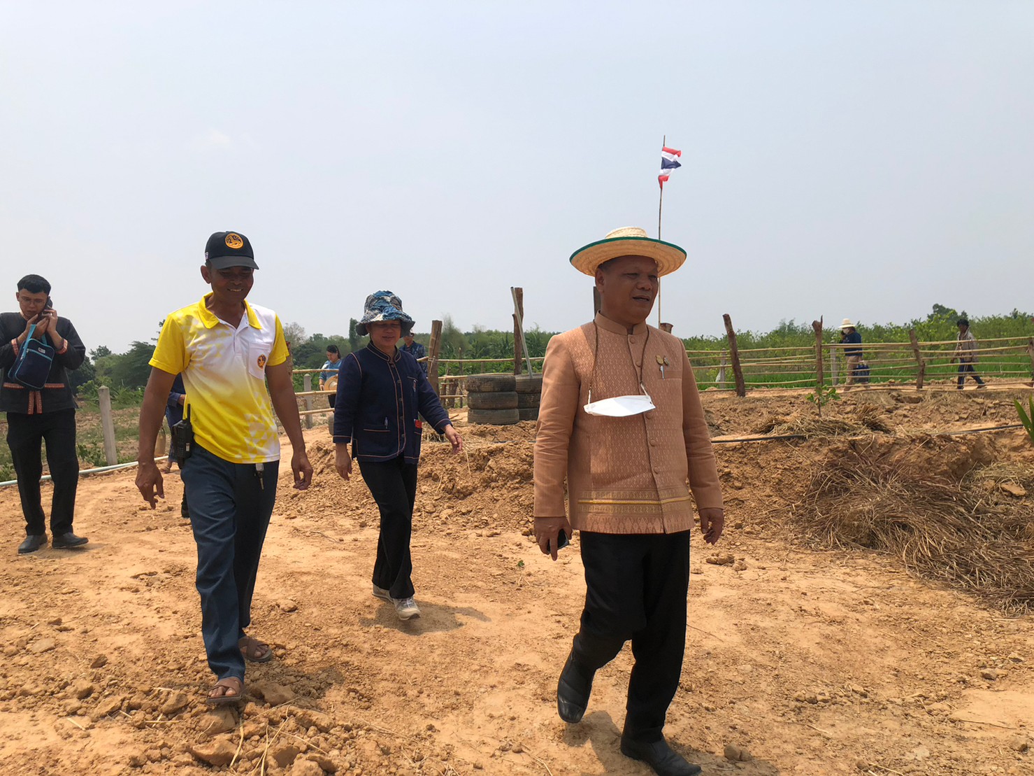ผู้ตรวจราชการกรมการพัฒนาชุมชน : ติดตามและสนับสนุนการดำเนินงานกองทุนพัฒนาบทบาทสตรีและหมู่บ้านเศรษฐกิจพอเพียงต้นแบบ ในเขตพื้นที่อำเภอภูพาน จังหวัดสกลนคร