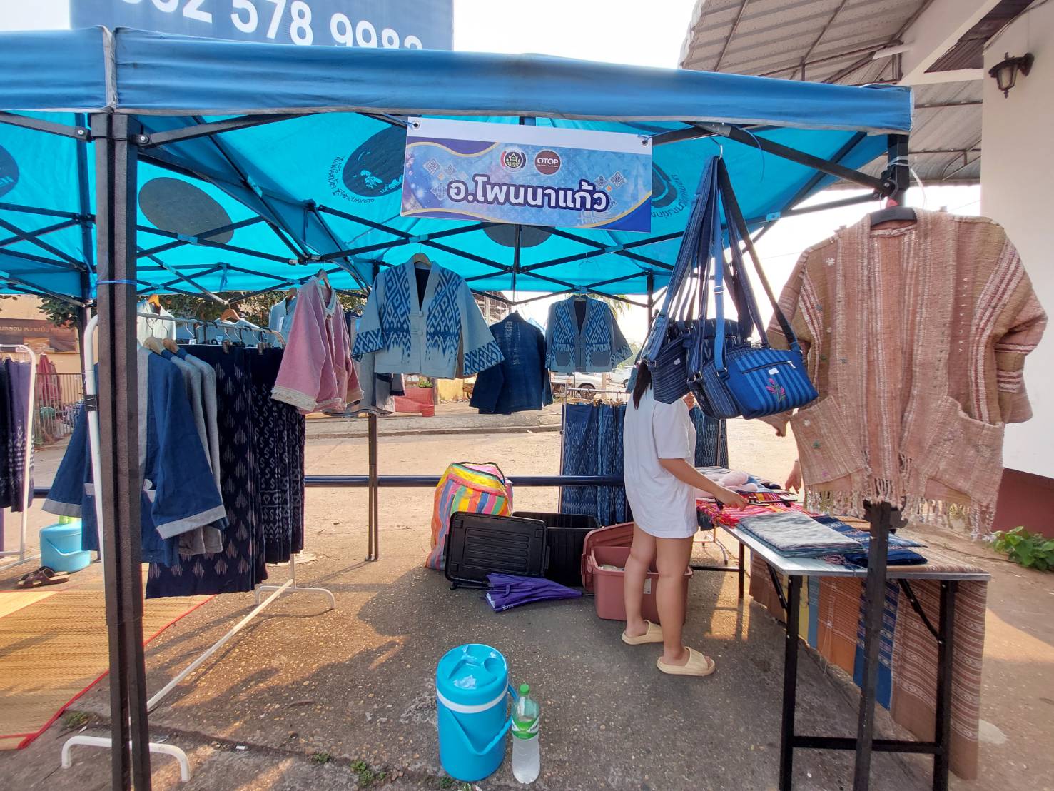 พช.สกลนคร : จัดงานตลาดนัด OTOP เด่นของจังหวัดสกลนคร
