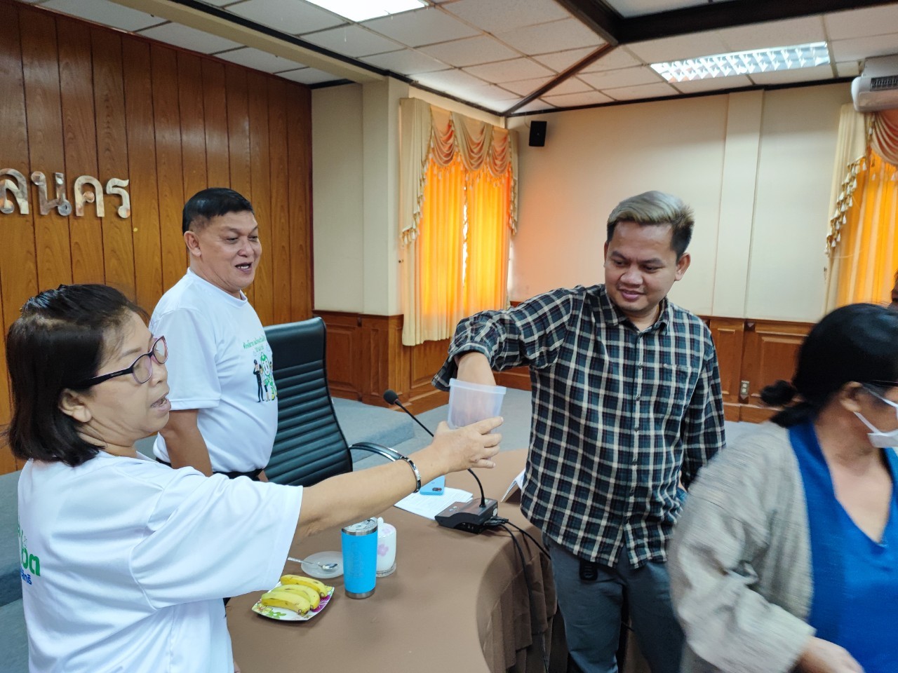 พช.สกลนคร : จัดประชุม ผู้ผลิต ผู้ประกอบการ OTOP ในเขตพื้นที่จังหวัดสกลนคร