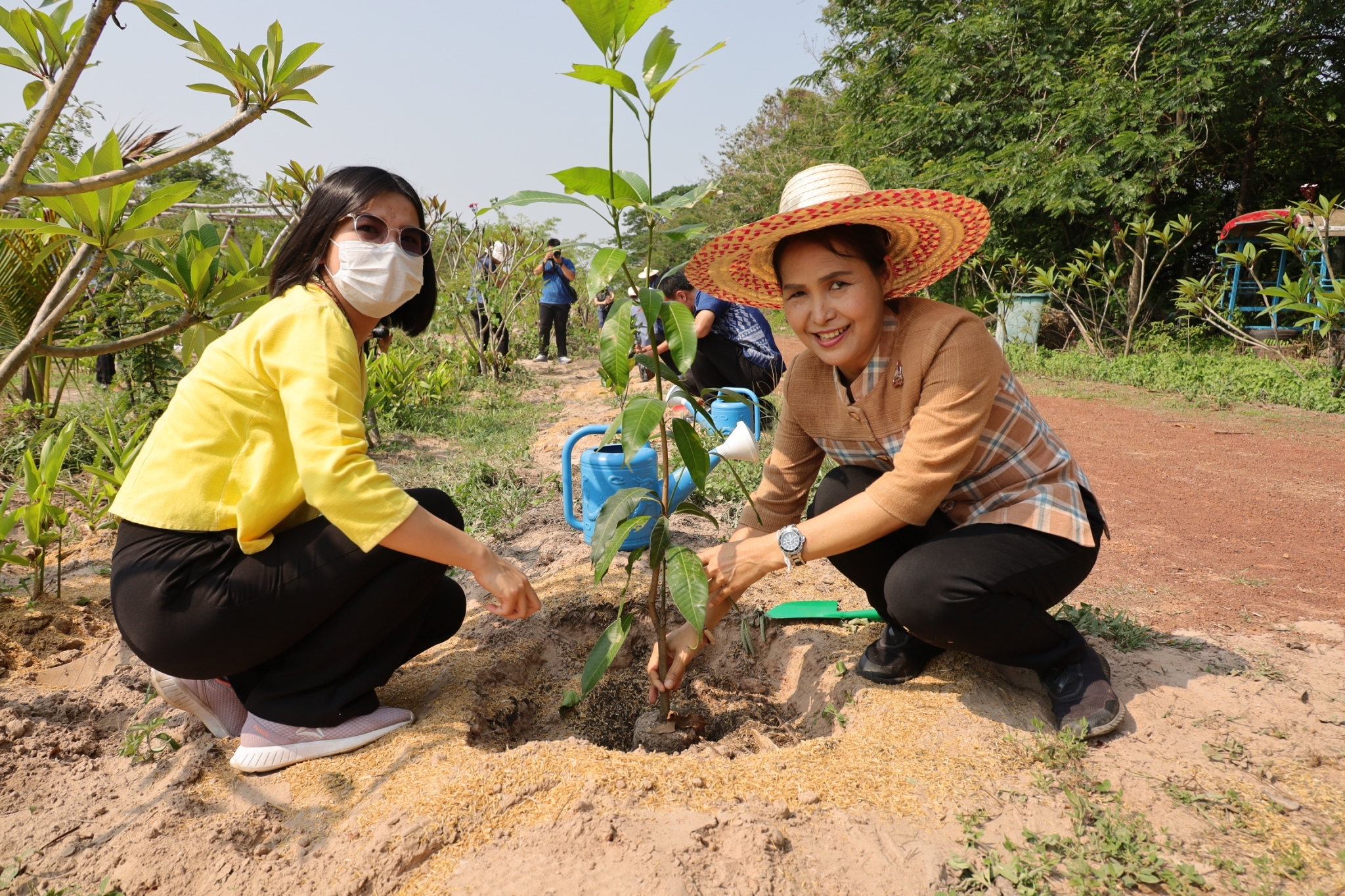จังหวัดสกลนคร  KICK OFF  โครงการ  “1 หมู่บ้าน 1 ทางนี้มีผล ผู้คนรักกัน” เฉลิมพระเกียรติ สมเด็จพระเจ้าพี่นางเธอ เจ้าฟ้ากัลยาณิวัฒนา กรมหลวงนราธิวาสราชนครินทร์