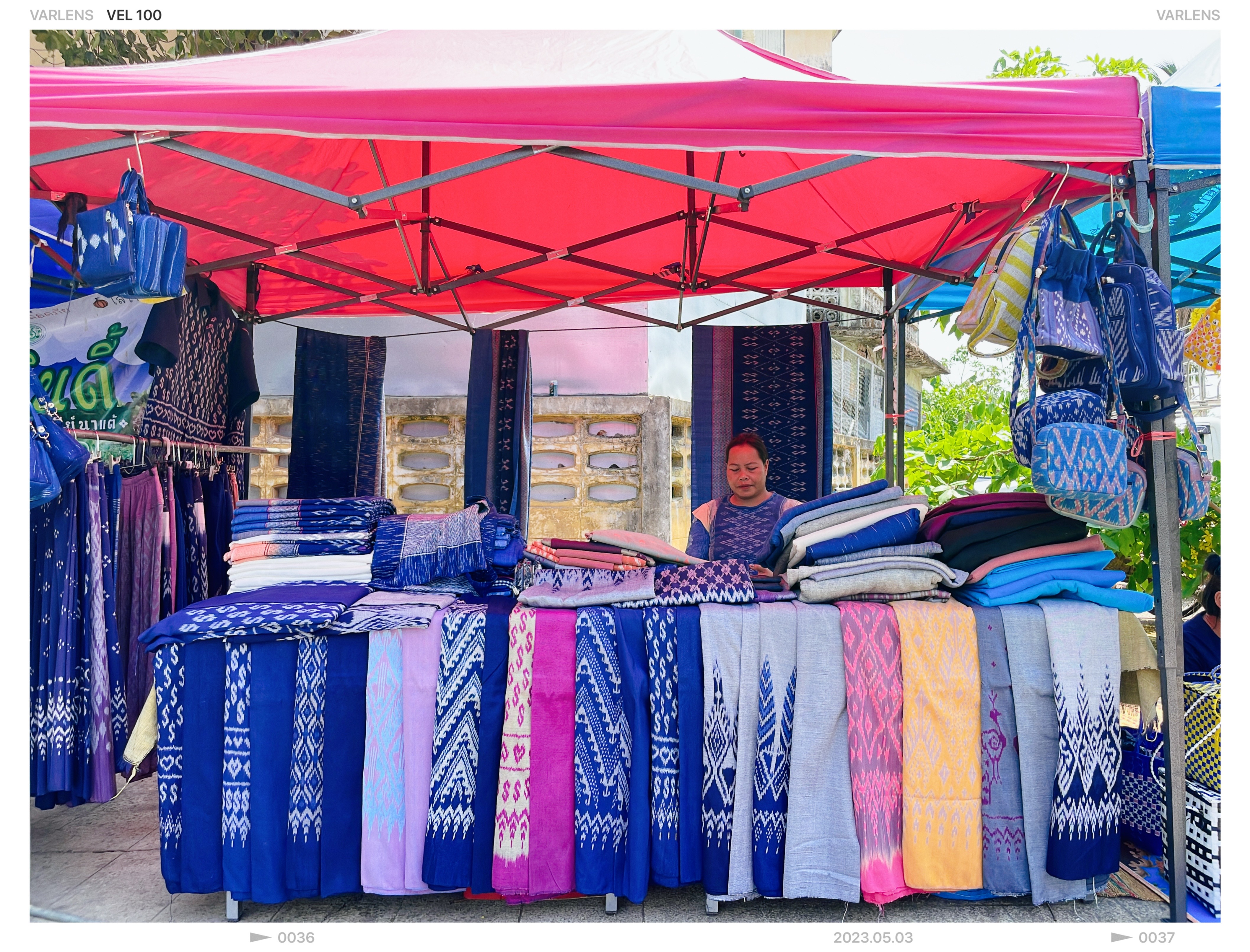 ? พช. สกลนคร : จัดตลาดนัดสินค้า OTOP พืชผักอาหารปลอดภัย สินค้าดี สินค้าเด่นจังหวัดสกลนคร ?