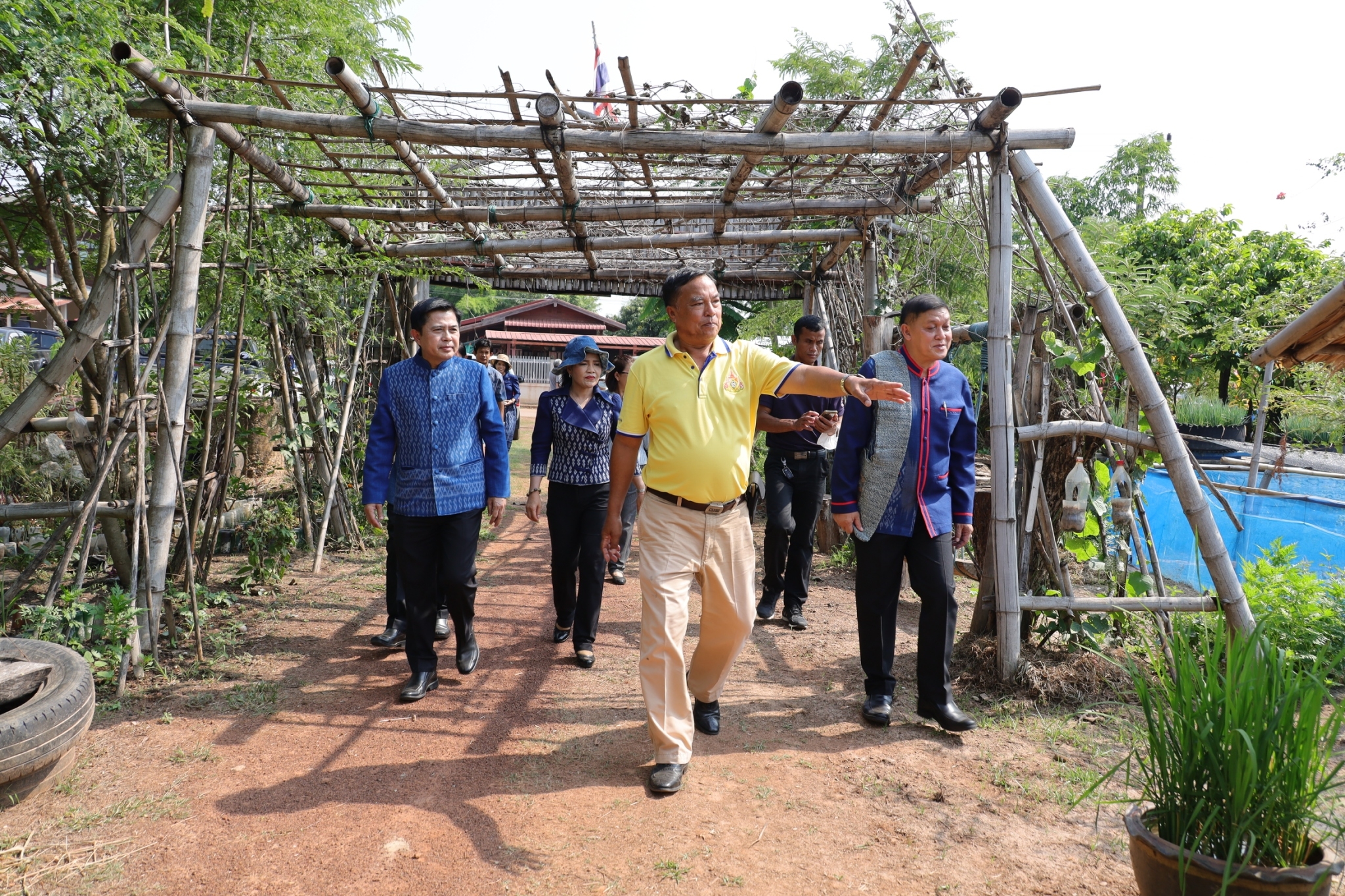 จังหวัดสกลนคร  KICK OFF  โครงการ  “1 หมู่บ้าน 1 ทางนี้มีผล ผู้คนรักกัน” เฉลิมพระเกียรติ สมเด็จพระเจ้าพี่นางเธอ เจ้าฟ้ากัลยาณิวัฒนา กรมหลวงนราธิวาสราชนครินทร์