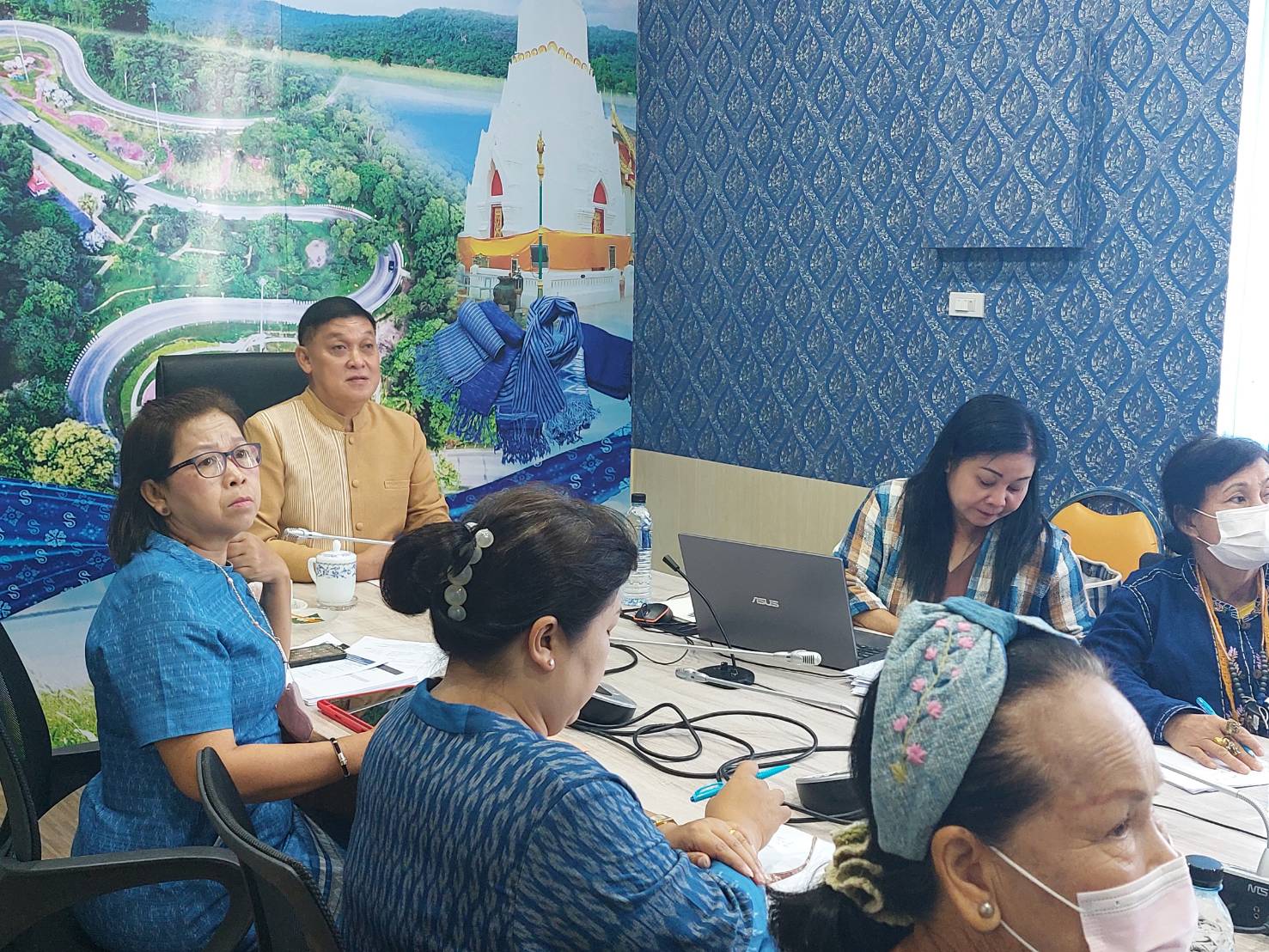 พช.สกลนคร : ร่วมอบรมโครงการส่งเสริมการพัฒนาผลิตภัณฑ์ผ้าไทยให้เป็นมิตรกับสิ่งแวดล้อม