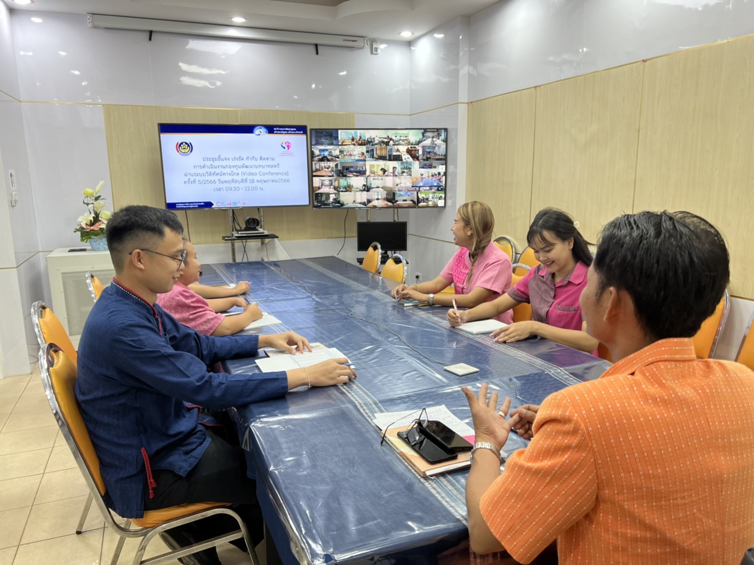 พช : สกลนคร ร่วมประชุมติดตามการดำเนินงานและการใช้จ่ายงบประมาณกองทุนพัฒนาบทบาทสตรี ประจำปีงบประมาณ พ.ศ.2566  ครั้งที่ 5/2566 ผ่านระบบ Video conference