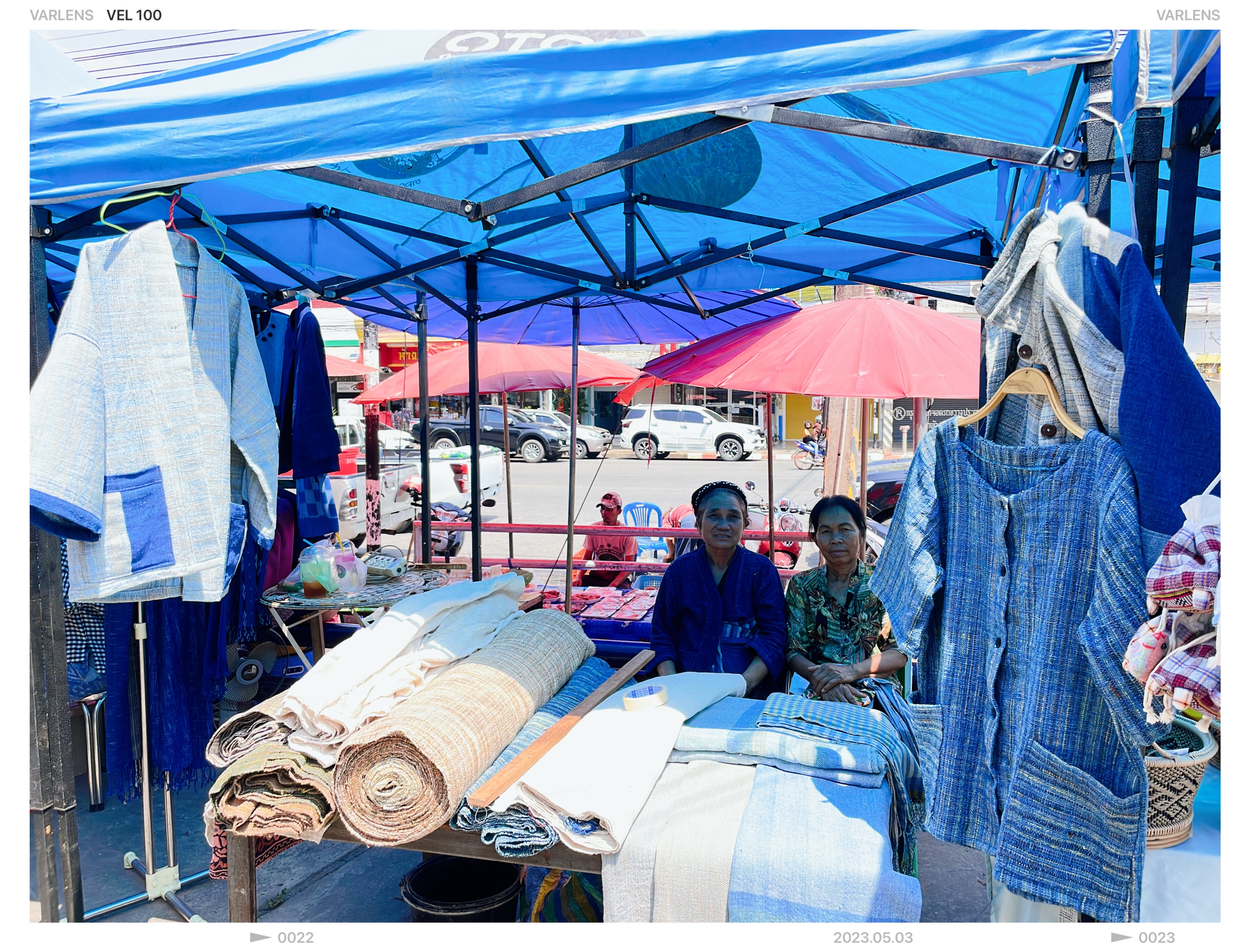 ? พช. สกลนคร : จัดตลาดนัดสินค้า OTOP พืชผักอาหารปลอดภัย สินค้าดี สินค้าเด่นจังหวัดสกลนคร ?