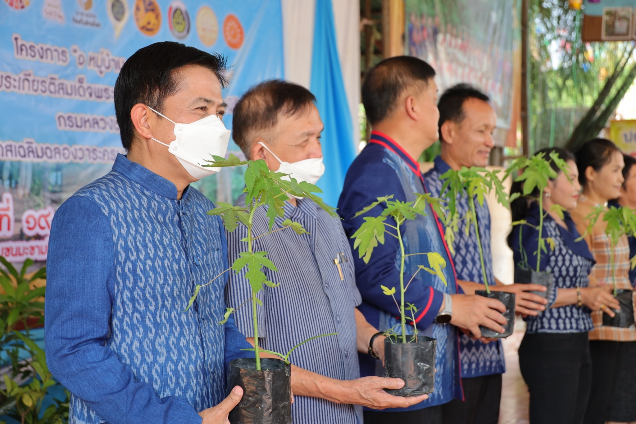 จังหวัดสกลนคร  KICK OFF  โครงการ  “1 หมู่บ้าน 1 ทางนี้มีผล ผู้คนรักกัน” เฉลิมพระเกียรติ สมเด็จพระเจ้าพี่นางเธอ เจ้าฟ้ากัลยาณิวัฒนา กรมหลวงนราธิวาสราชนครินทร์