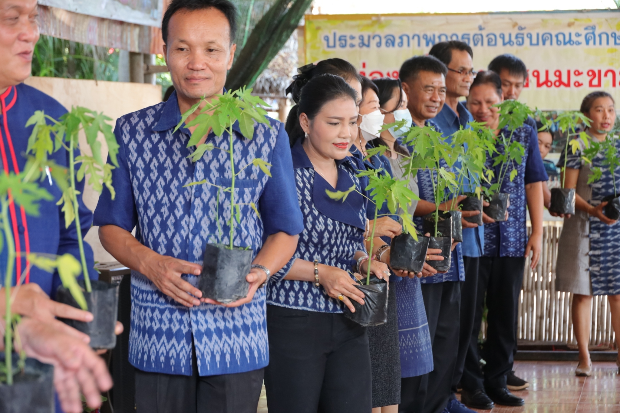จังหวัดสกลนคร  KICK OFF  โครงการ  “1 หมู่บ้าน 1 ทางนี้มีผล ผู้คนรักกัน” เฉลิมพระเกียรติ สมเด็จพระเจ้าพี่นางเธอ เจ้าฟ้ากัลยาณิวัฒนา กรมหลวงนราธิวาสราชนครินทร์
