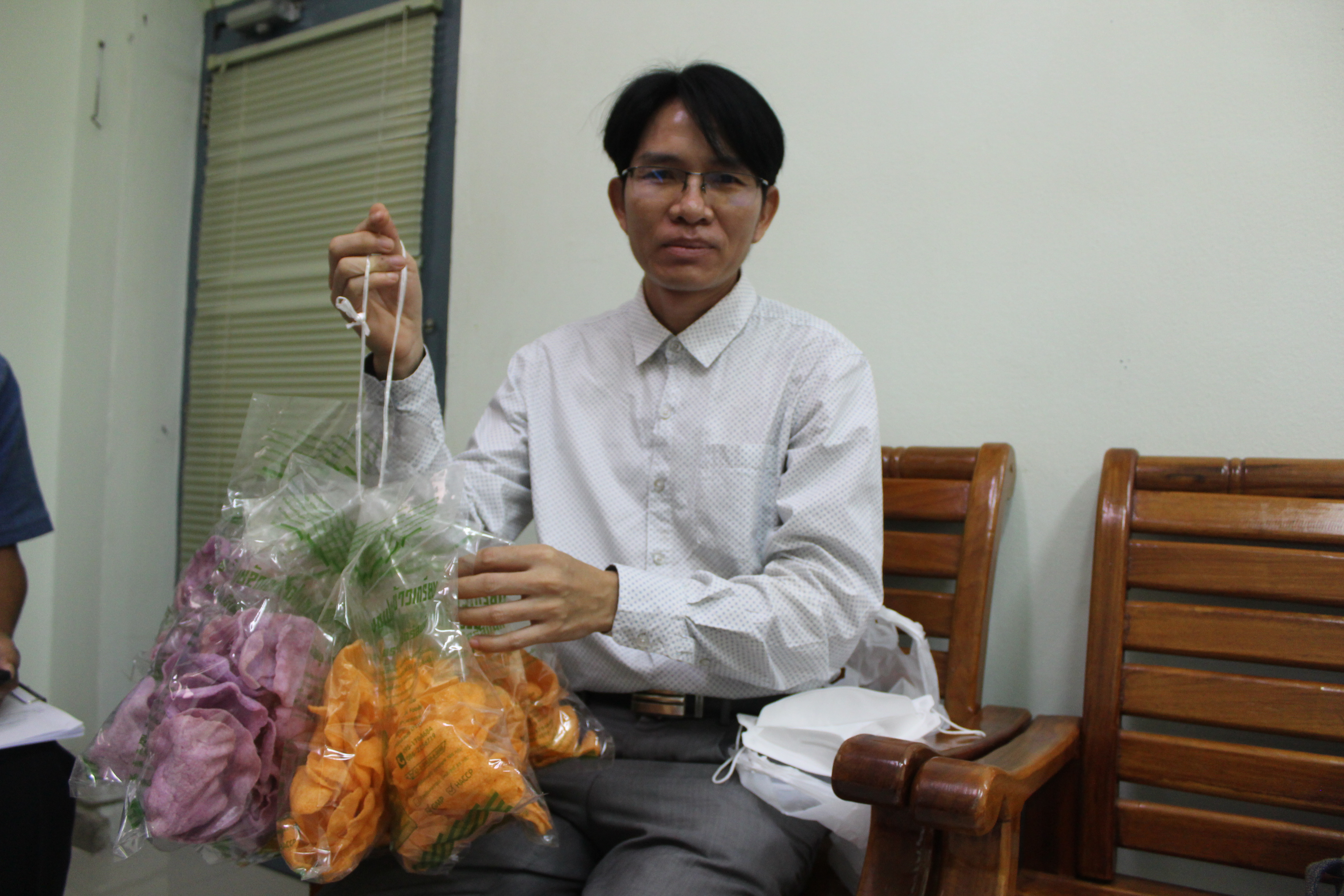 พช.สกลนคร : พัฒนาผลิตภัณฑ์ OTOP ให้โดดเด่น ตามโครงการส่งเสริมกระบวนการเครือข่ายองค์ความรู้ (Knowledge-Based OTOP : KBO)