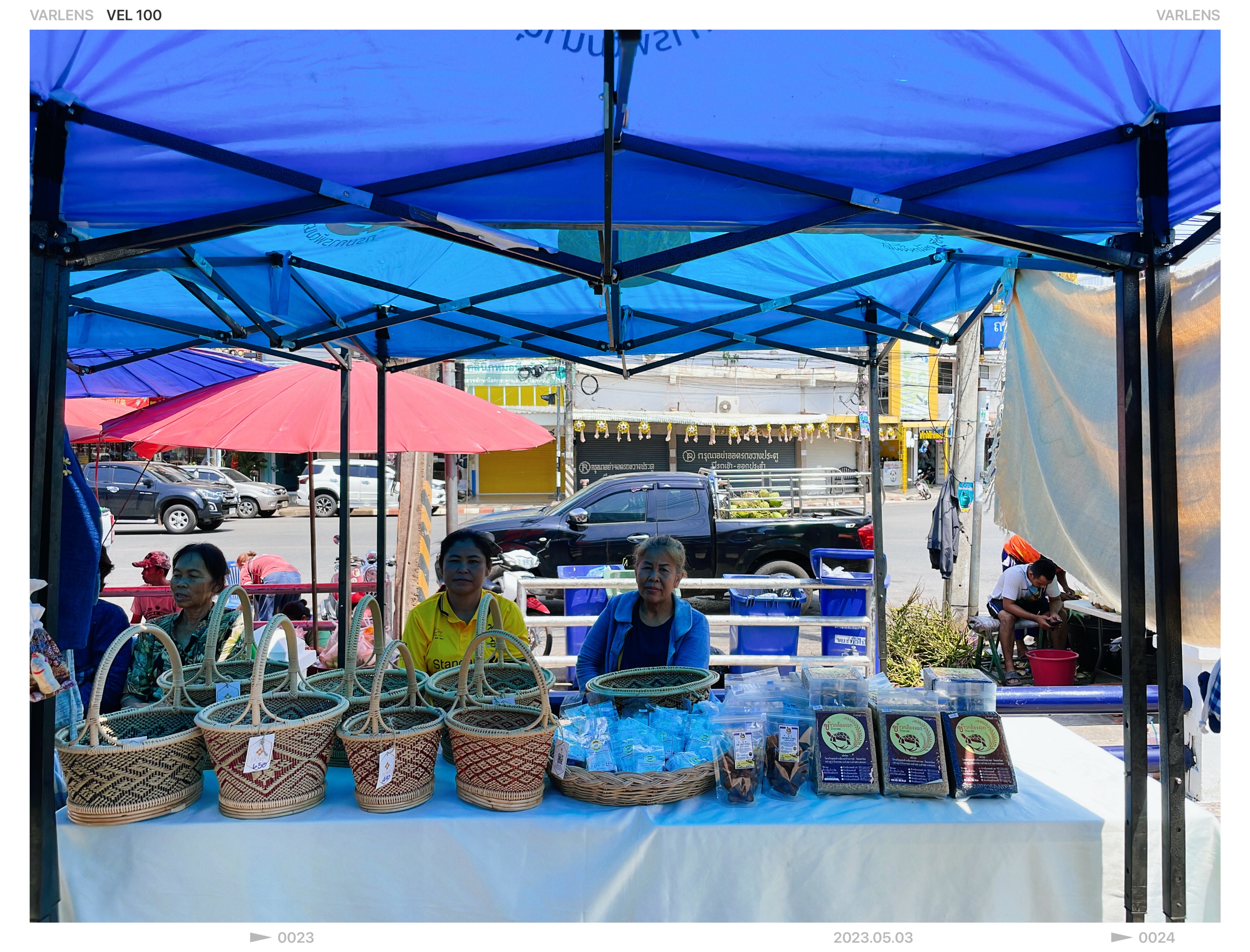 ? พช. สกลนคร : จัดตลาดนัดสินค้า OTOP พืชผักอาหารปลอดภัย สินค้าดี สินค้าเด่นจังหวัดสกลนคร ?