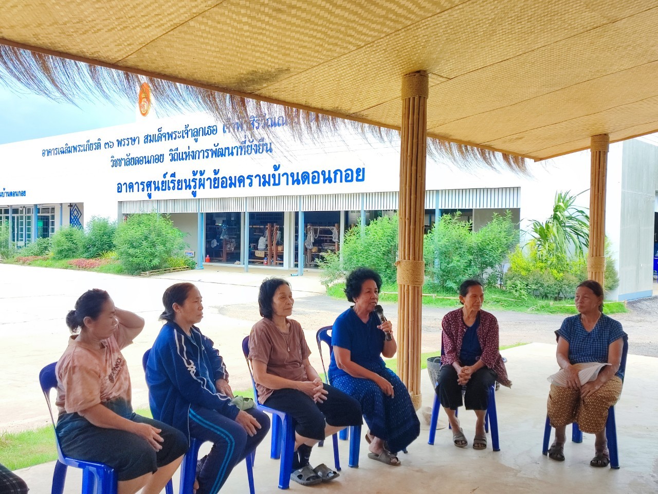 ผู้ตรวจราชการกรมการพัฒนาชุมชน ลุยแปลง CLM แนะการใช้งานครุภัณฑ์ พร้อมลงพื้นที่หมู่บ้านพัฒนาที่ยั่งยืน จังหวัดสกลนคร