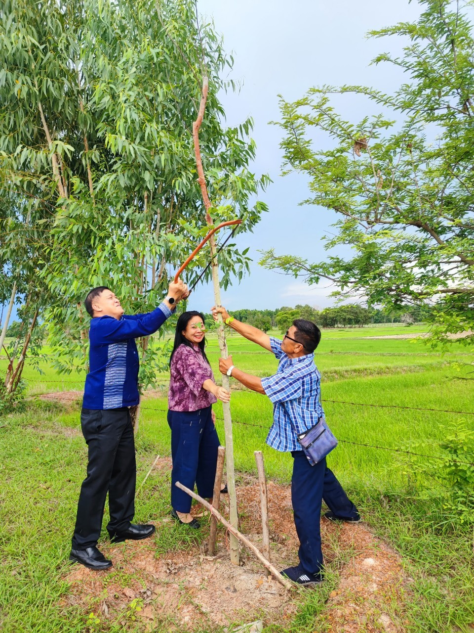 ผู้ตรวจราชการกรมการพัฒนาชุมชน ลุยแปลง CLM แนะการใช้งานครุภัณฑ์ พร้อมลงพื้นที่หมู่บ้านพัฒนาที่ยั่งยืน จังหวัดสกลนคร