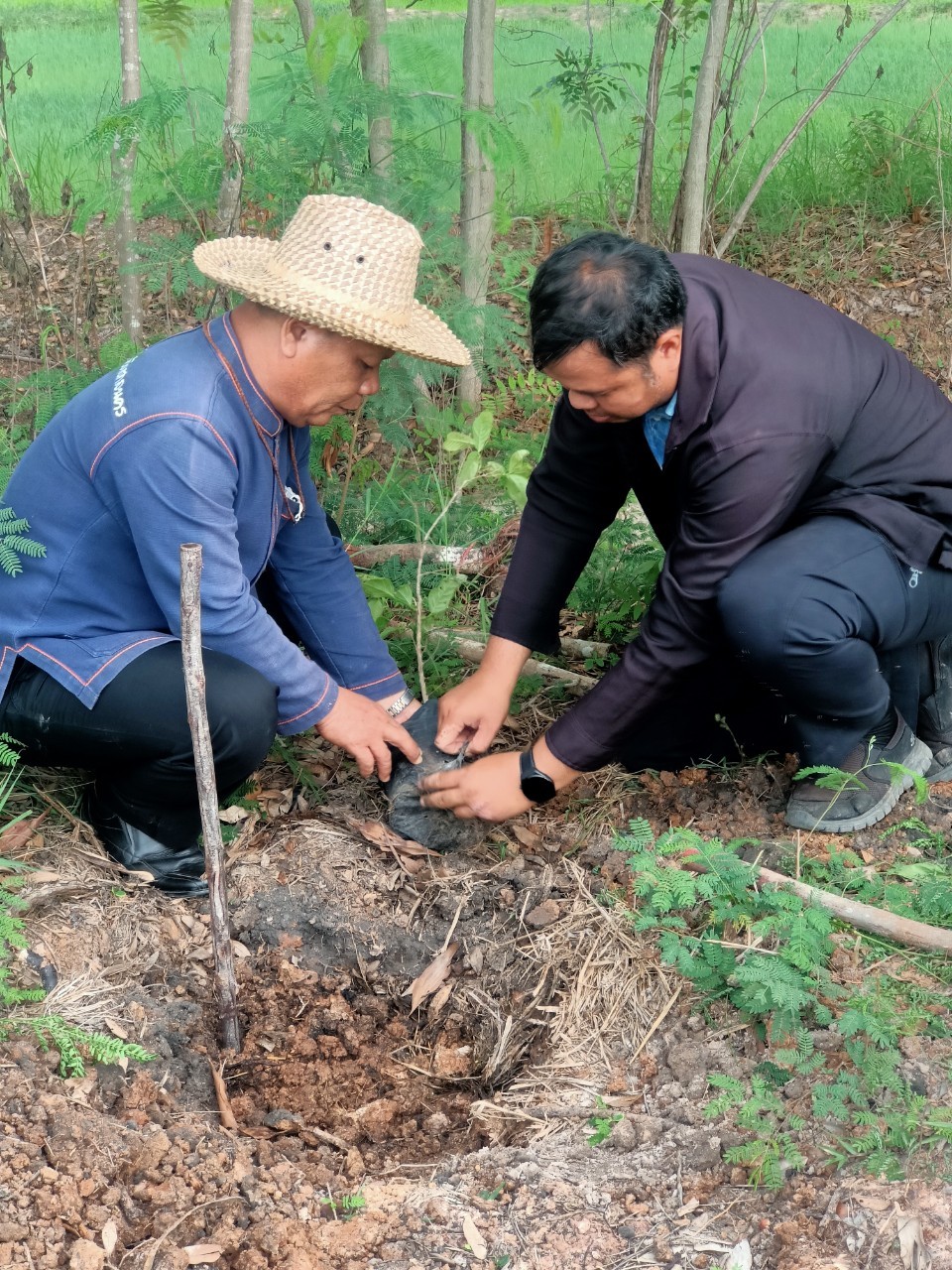 ผู้ตรวจราชการกรมการพัฒนาชุมชน ลุยแปลง CLM แนะการใช้งานครุภัณฑ์ พร้อมลงพื้นที่หมู่บ้านพัฒนาที่ยั่งยืน จังหวัดสกลนคร