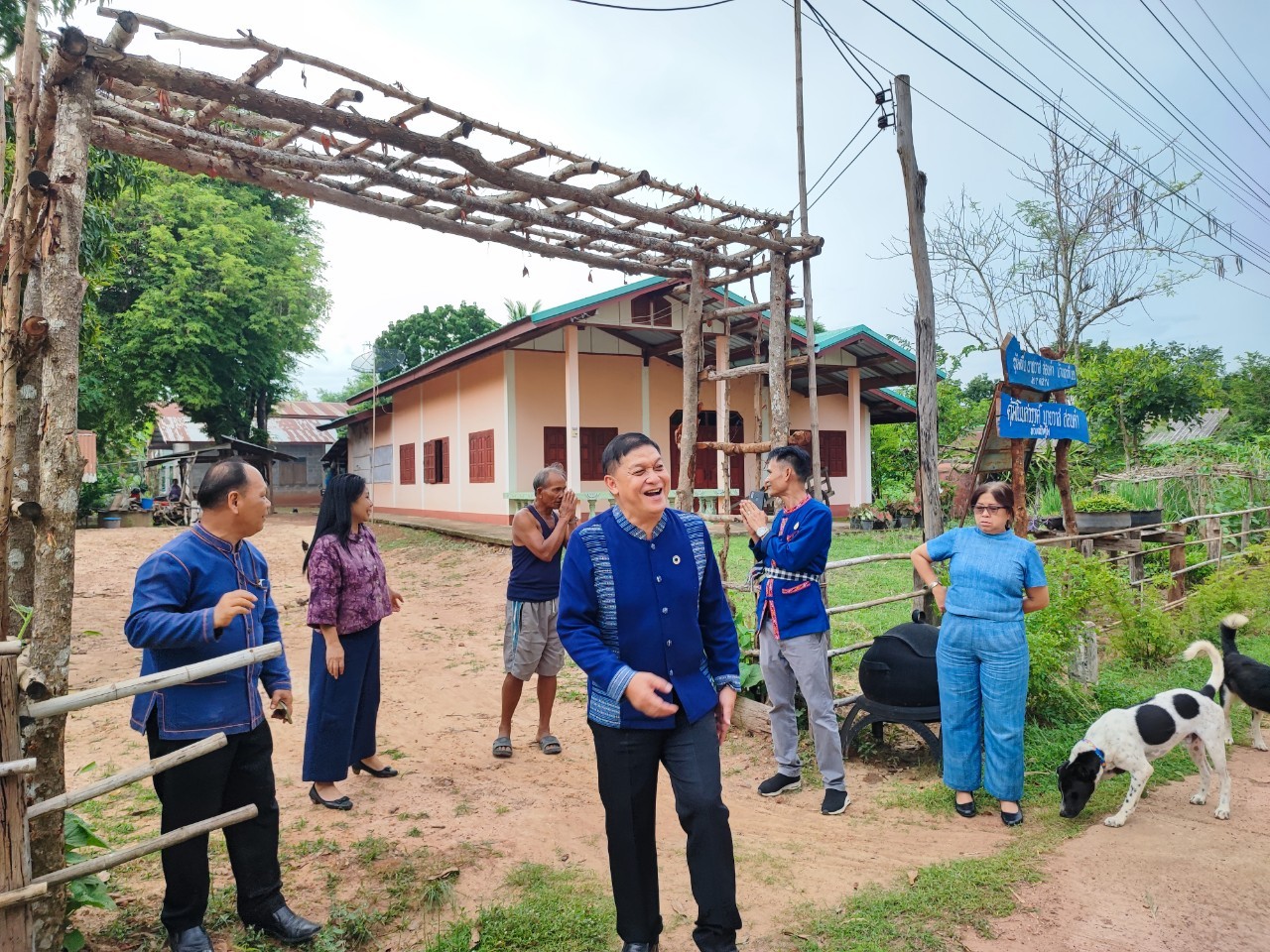 ผู้ตรวจราชการกรมการพัฒนาชุมชน ลุยแปลง CLM แนะการใช้งานครุภัณฑ์ พร้อมลงพื้นที่หมู่บ้านพัฒนาที่ยั่งยืน จังหวัดสกลนคร