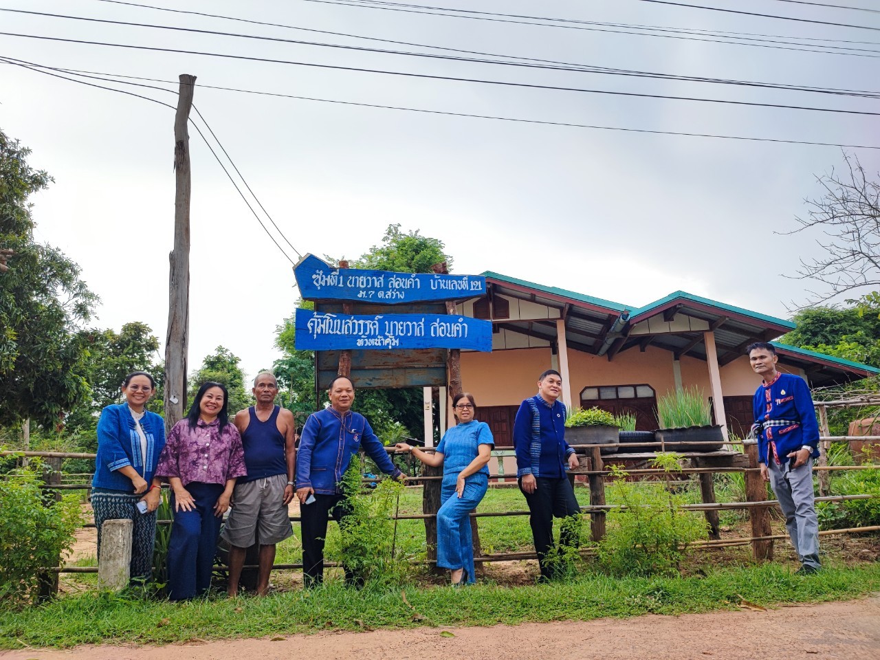 ผู้ตรวจราชการกรมการพัฒนาชุมชน ลุยแปลง CLM แนะการใช้งานครุภัณฑ์ พร้อมลงพื้นที่หมู่บ้านพัฒนาที่ยั่งยืน จังหวัดสกลนคร