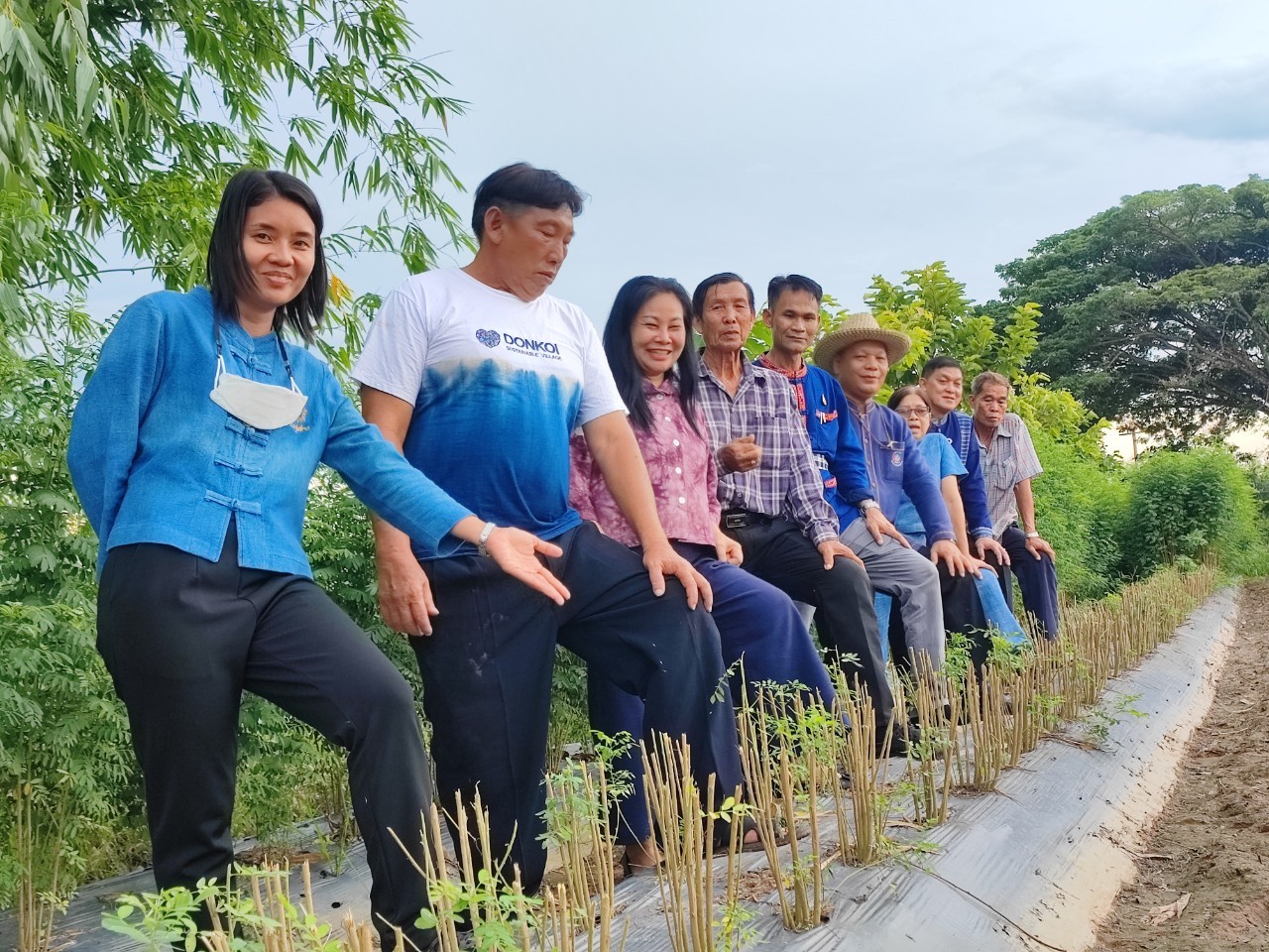 ผู้ตรวจราชการกรมการพัฒนาชุมชน ลุยแปลง CLM แนะการใช้งานครุภัณฑ์ พร้อมลงพื้นที่หมู่บ้านพัฒนาที่ยั่งยืน จังหวัดสกลนคร