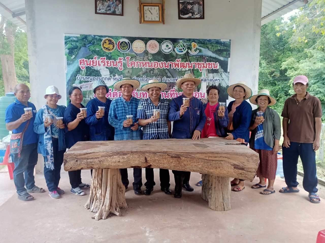 ผู้ตรวจราชการกรมการพัฒนาชุมชน ลุยแปลง CLM แนะการใช้งานครุภัณฑ์ พร้อมลงพื้นที่หมู่บ้านพัฒนาที่ยั่งยืน จังหวัดสกลนคร