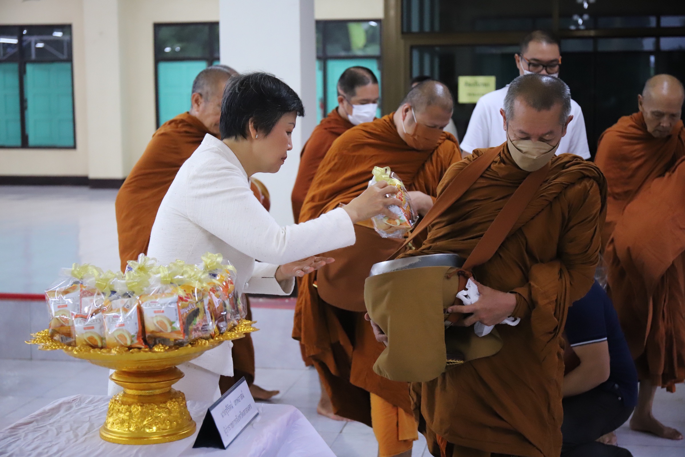 พช.สกลนคร ร่วมทำบุญตักบาตร ถวายพระกุศล ในโอกาสฉลองพระชนมายุ 8 รอบ สมเด็จพระสังฆราช