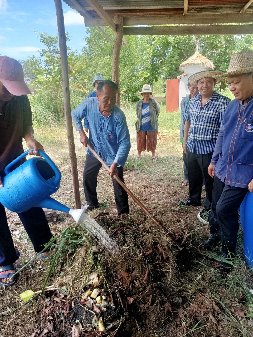 ผู้ตรวจราชการกรมการพัฒนาชุมชน ลุยแปลง CLM แนะการใช้งานครุภัณฑ์ พร้อมลงพื้นที่หมู่บ้านพัฒนาที่ยั่งยืน จังหวัดสกลนคร