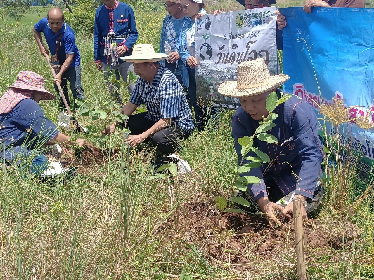 ผู้ตรวจราชการกรมการพัฒนาชุมชน ลุยแปลง CLM แนะการใช้งานครุภัณฑ์ พร้อมลงพื้นที่หมู่บ้านพัฒนาที่ยั่งยืน จังหวัดสกลนคร