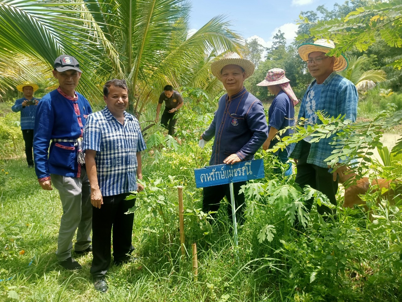 ผู้ตรวจราชการกรมการพัฒนาชุมชน ลุยแปลง CLM แนะการใช้งานครุภัณฑ์ พร้อมลงพื้นที่หมู่บ้านพัฒนาที่ยั่งยืน จังหวัดสกลนคร