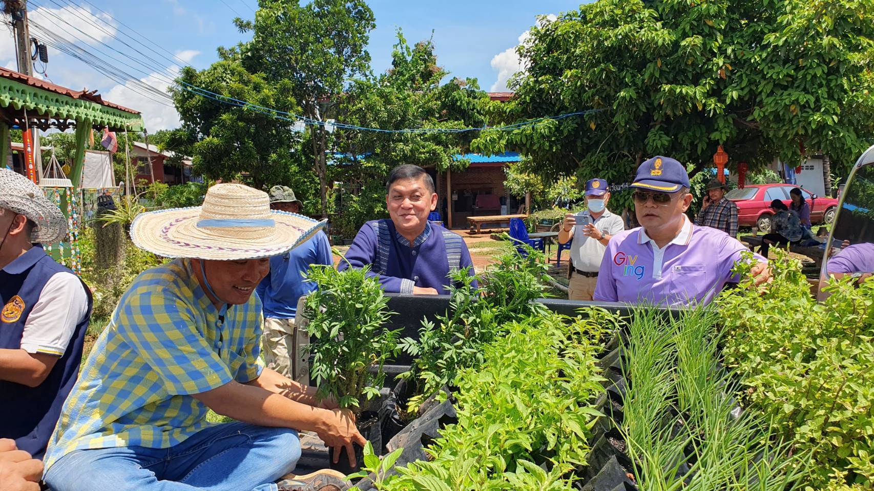 พช. สกลนคร จัดกิจกรรมเอามื้อสามัคคีปรับปรุงภูมิทัศน์บ้านดอนกอย เน้นการบูรณาการในระดับพื้นที่ เพื่อเตรียมการรับเสด็จสมเด็จพระเจ้าลูกยาเธอ เจ้าฟ้าทีปังกรรัศมีโชติ มหาวชิโรตตมางกูร สิริวิบูลยราชกุมาร