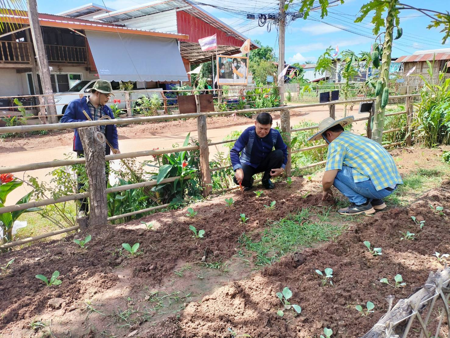 พช. สกลนคร จัดกิจกรรมเอามื้อสามัคคีปรับปรุงภูมิทัศน์บ้านดอนกอย เน้นการบูรณาการในระดับพื้นที่ เพื่อเตรียมการรับเสด็จสมเด็จพระเจ้าลูกยาเธอ เจ้าฟ้าทีปังกรรัศมีโชติ มหาวชิโรตตมางกูร สิริวิบูลยราชกุมาร