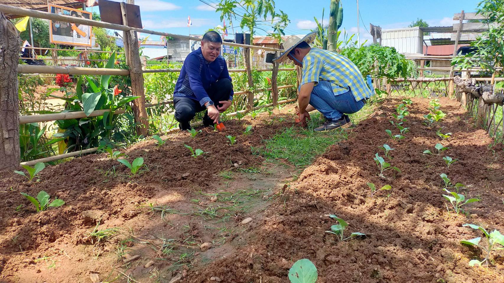 พช. สกลนคร จัดกิจกรรมเอามื้อสามัคคีปรับปรุงภูมิทัศน์บ้านดอนกอย เน้นการบูรณาการในระดับพื้นที่ เพื่อเตรียมการรับเสด็จสมเด็จพระเจ้าลูกยาเธอ เจ้าฟ้าทีปังกรรัศมีโชติ มหาวชิโรตตมางกูร สิริวิบูลยราชกุมาร
